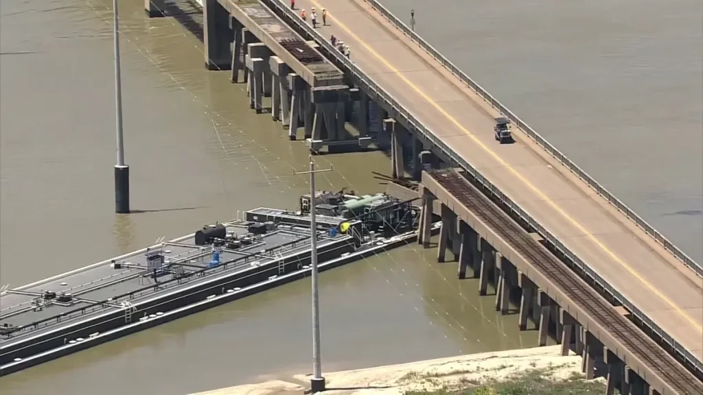 Barge spills oil in Texas